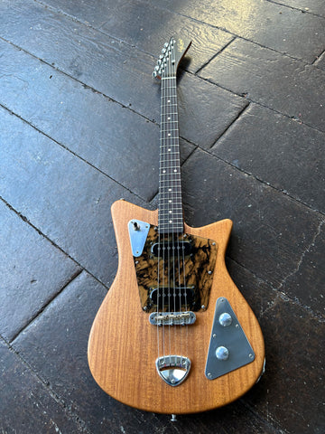 High Spirit Guitars Tomahawk,Mahogany body,Mahogany neck, Rosewood fretboard,Custom hand-wound with Chicago-dog pick-ups
Duesenberg tuners