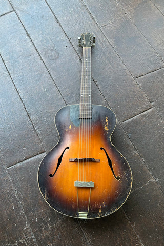 Pre-War Gibson L-50 sunburst arch-top acoustic guitar, with rosewood fretboard and black headstock