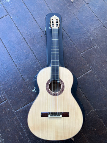 2023 Luis Sevillano Flamenco Guitar, Spruce top, Spalted Maple back and sides
Rosewood fretboard, maple headstock