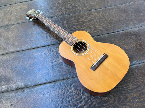 Kamoa Ukulele E5T,Solid Cedar Top, Mahogany Back Sides, rosewood fretboard with brown headstock