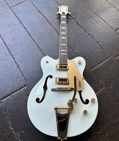 Snowcrest Gretsch G5422TG Electromatic Classic Hollow Body Double-Cut with Bigsby, gold hardware   and Laurel fingerboard . Snowcrest white headstock