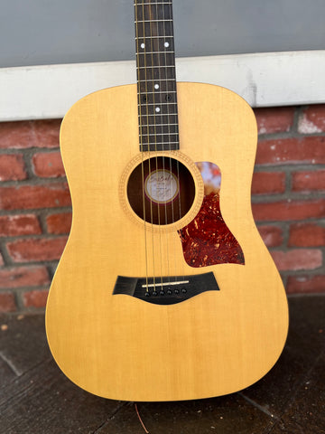 Taylor Big Baby 307 GB w Gator case – Moze Guitars