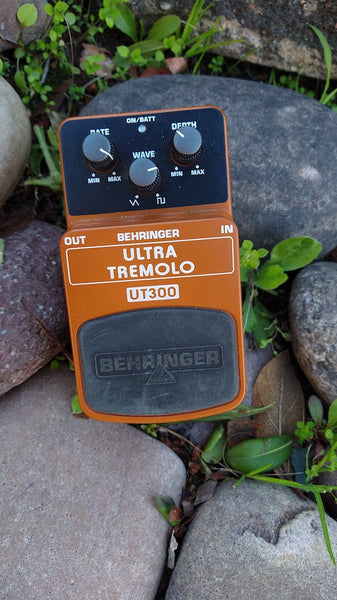 Behringer UT300 Ultra Tremolo – Moze Guitars